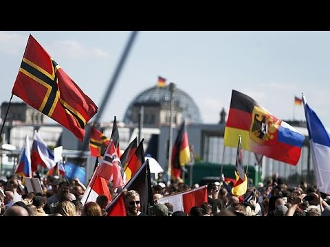 فيديو الشرطة تفصل بين مئات المتظاهرين المتطرفين وآلاف من خصومهم في برلين