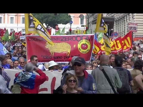 شاهد الإيطاليون يتظاهرون ضد اتفاق التجارة الحرة بين أوروبا وأميركا