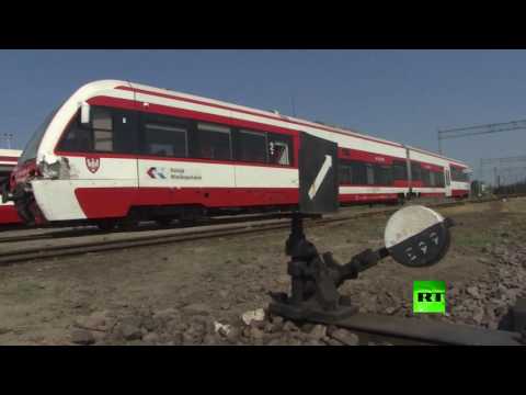 شاهد سائق قطار بولندي يخاطر بحياته لإنقاذ الركاب