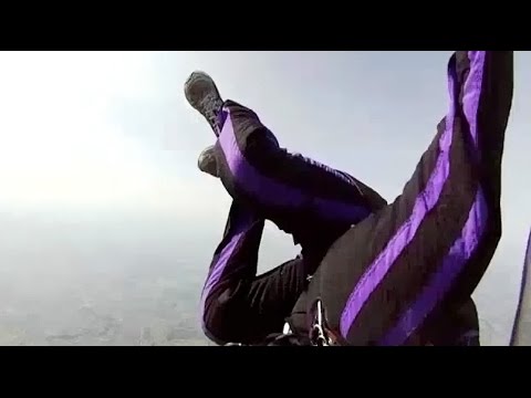 أحد هواة القفز بالمظلات يفقد وعيه على بعد 22 ألف قدم