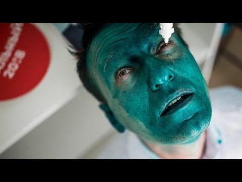 بالفيديو معارض روسي يتعرّض إلى هجوم برش اللون الأخضر على وجهه