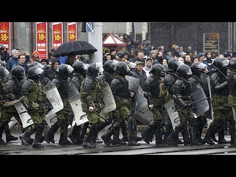 شاهد الشرطة البيلاروسية تفرق الوقفة بالقوة مناهضة للرئيس لوكاشينكو