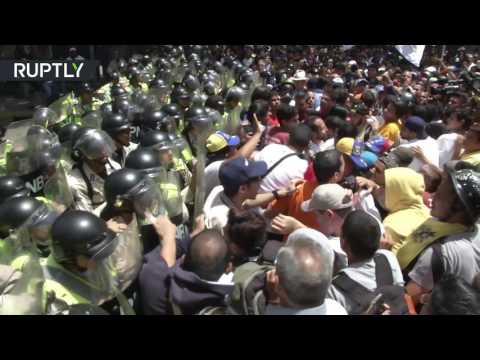 شاهد اشتباكات بين الشرطة الفنزويلية ومحتجين ضد مادورو