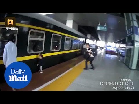 لحظة سقوط طفلة أسفل قطار