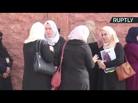 شاهدآلاف الطلاب من إدلب يؤدون الامتحانات في حماة السورية