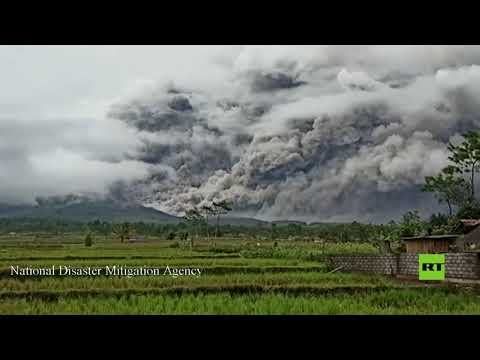 شاهد جبل سيميرو الإندونيسي رمادا ساخنا لمسافة 45 كيلومترات