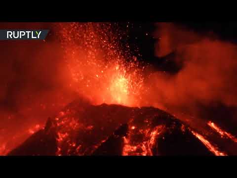 شاهدبركان إتنا يجدد ثورانه مطلقا حمما وأعمدة رماد ودخانا في إيطاليا