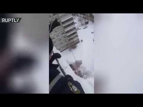 شاهدإنقاذ قطة أمضت يومين على سطح شرفة مغطاة بالثلوج