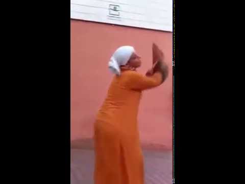 امرأة في مخاضها تتألم أمام مستشفى في المغرب