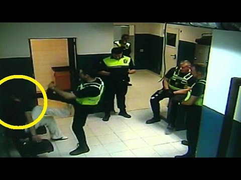 فيديو مخمور يتلقى ضربة في وجهه من قِبل شرطي إسباني