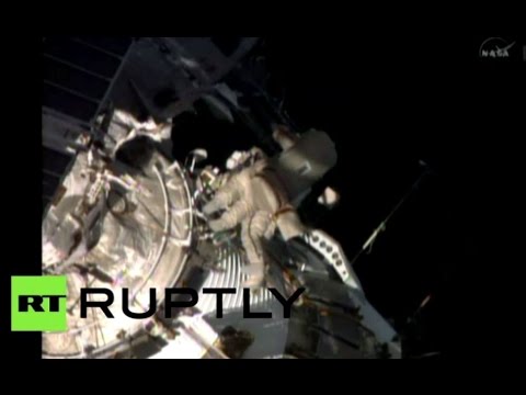 رائدا فضاء روسيّان يخرجان إلى الفضاء المكشوف