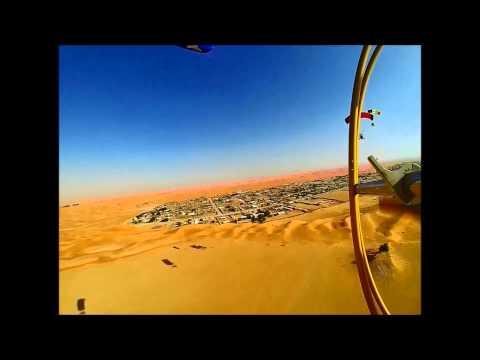 فريق صقور الإمارات يعرض كيفية الطيران بالمظلات
