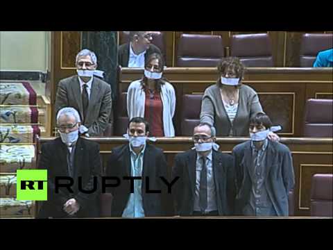 7 برلمانيين أسبان يحضرون جلسة مكممين الأفواه
