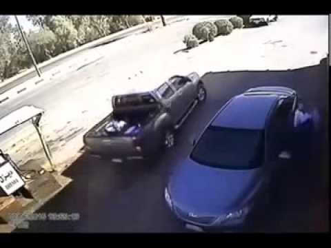 بالفيديو رجل يتسبب في اشتعال محطة وقود بسبب هاتفه