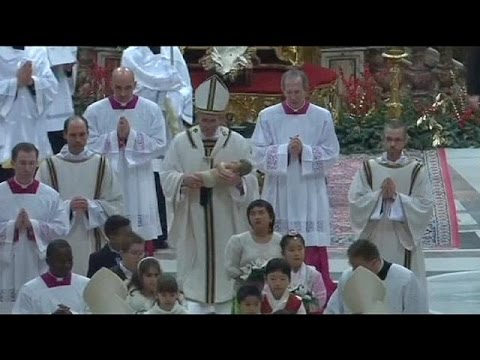 البابا خلال قداس الميلاد في الفاتيكان