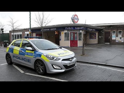 شاهد طعن ثلاثة أشخاص بسكين في مترو لندن
