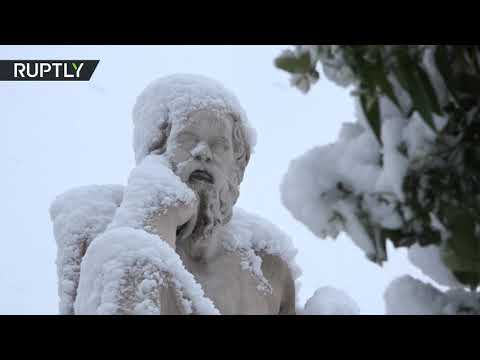 شاهدالثلوج تغطي معبد الأكروبوليس في موجة برد تجتاح أثينا